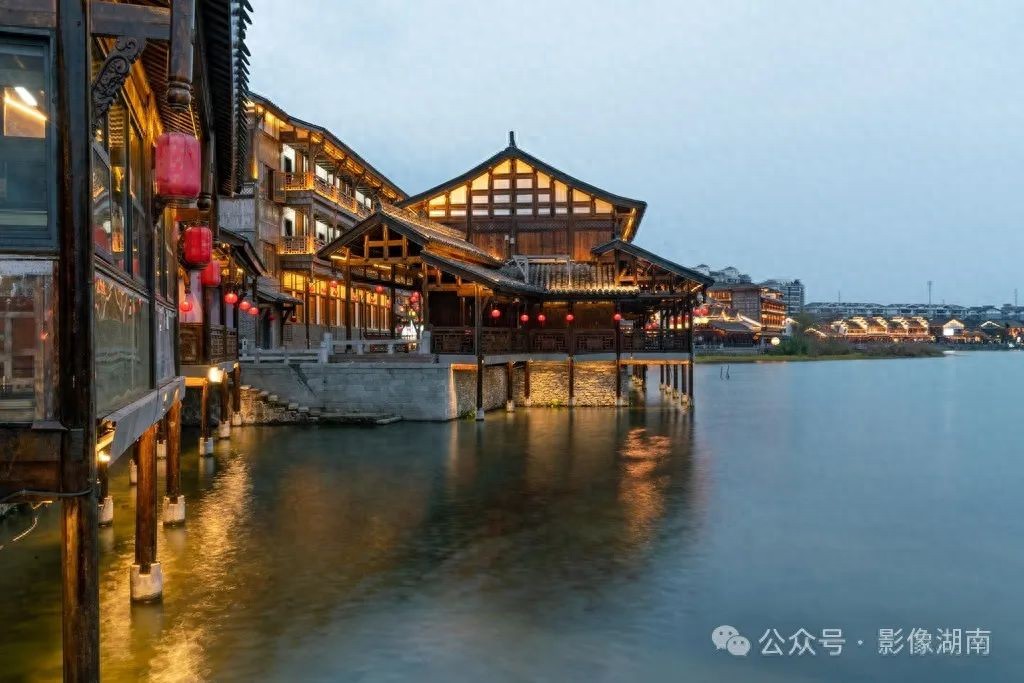 街拍：春风闹河街