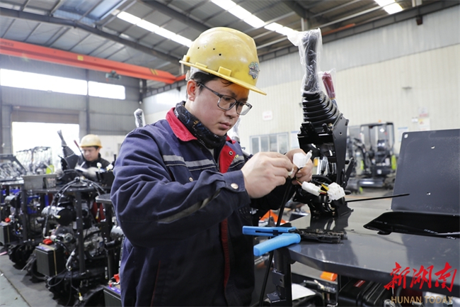 ExcavatorManufacturerOperatesatFullCapacitytoFulfil