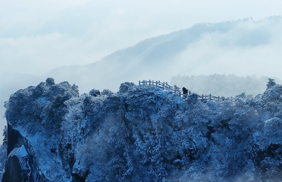 安徽九华山:千峰披银甲万壑腾云涛