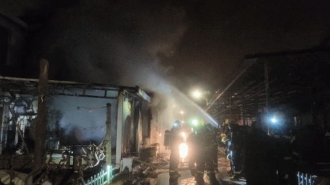 监控还原!一支蜡烛烧毁整个家……