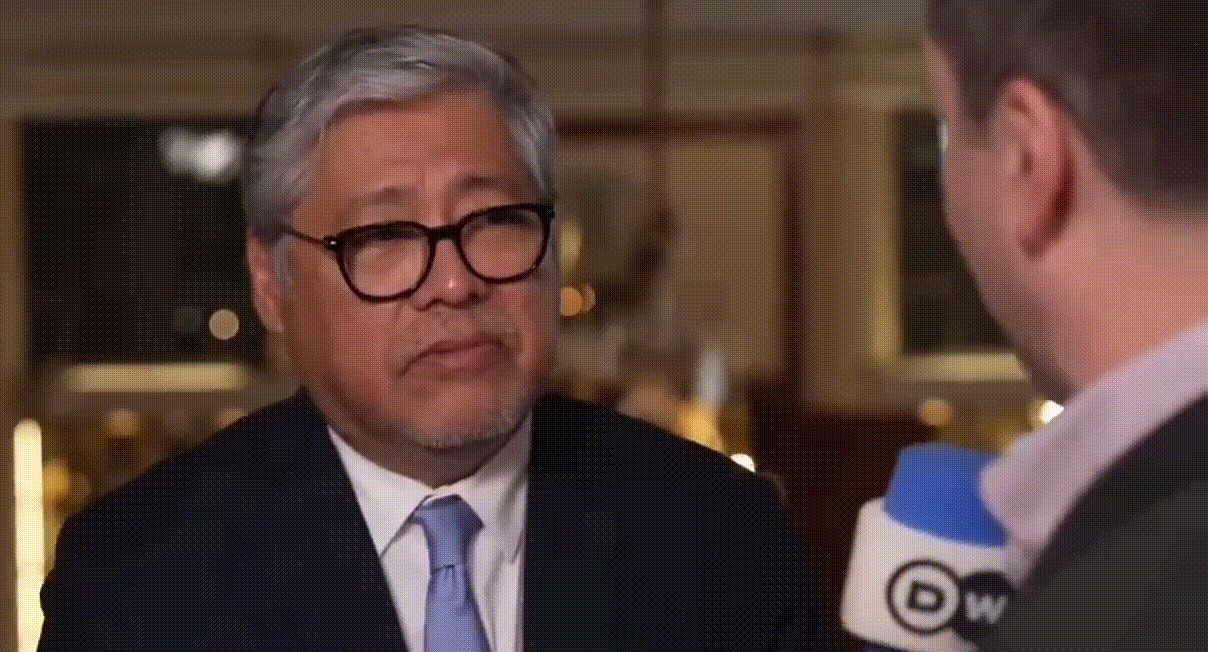 菲外长懵了!德国记者犀利提问:你们是不是想被端上中美餐桌?