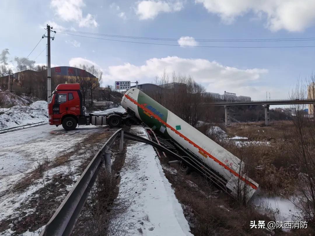 谨慎驾驶!咸阳一轿车因雪天路滑冲出大桥……