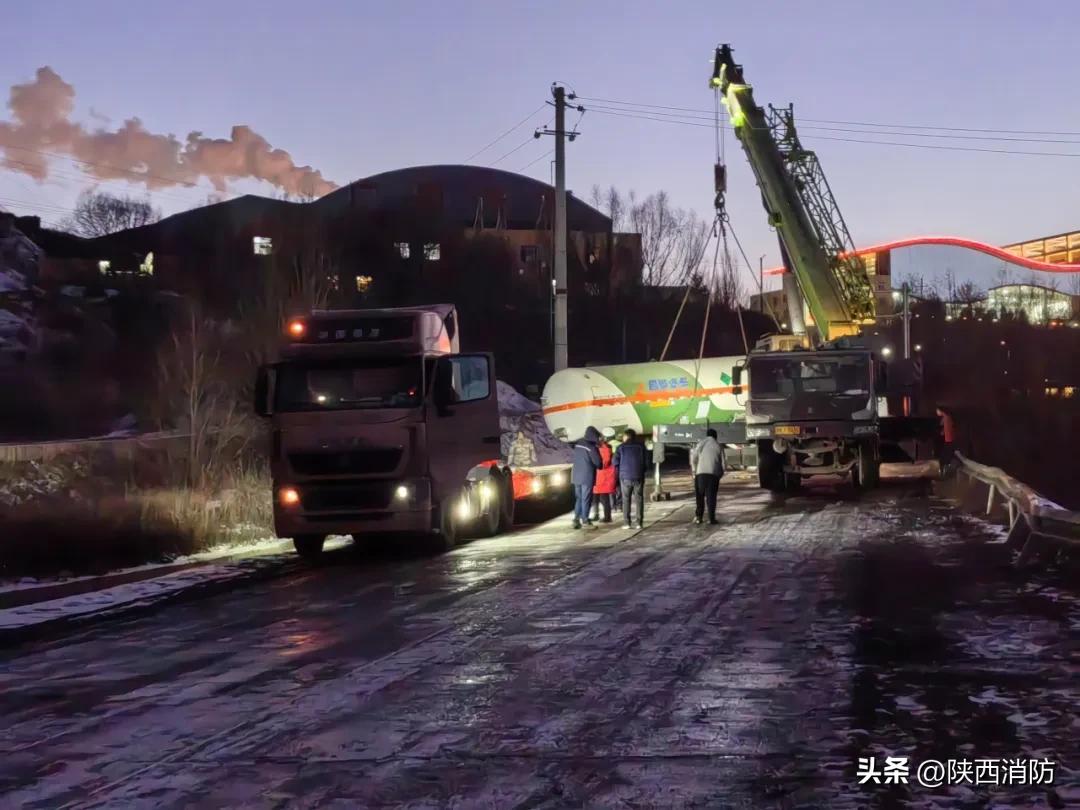 谨慎驾驶!咸阳一轿车因雪天路滑冲出大桥……
