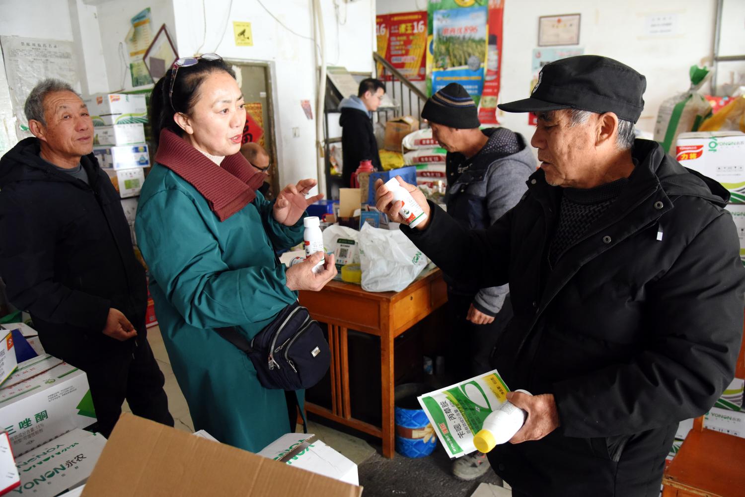 春耕备耕正当时荆州农资市场购销旺