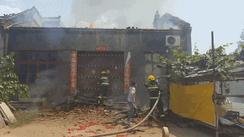 家被烧得面目全非,厨房用火需注意哪些→