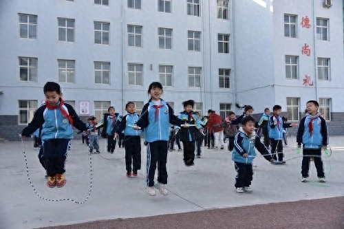 望都县中小学校课间十五分钟全域铺开孩子们乐享快乐课间今