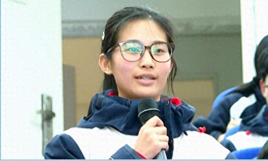 申进科回应女中学生好奇轰炸机:知道我也不能说!