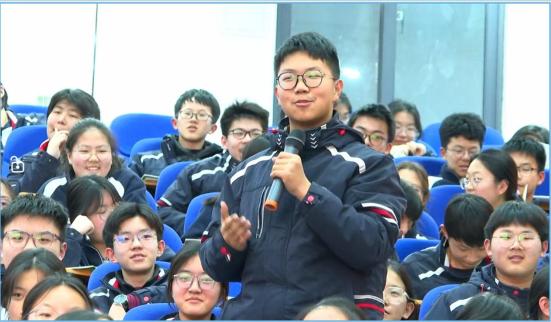申进科回应女中学生好奇轰炸机:知道我也不能说!