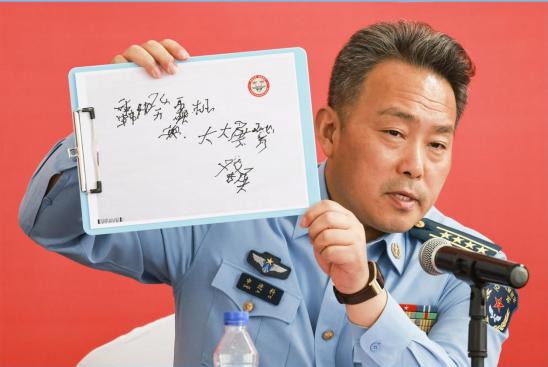 申进科回应女中学生好奇轰炸机:知道我也不能说!