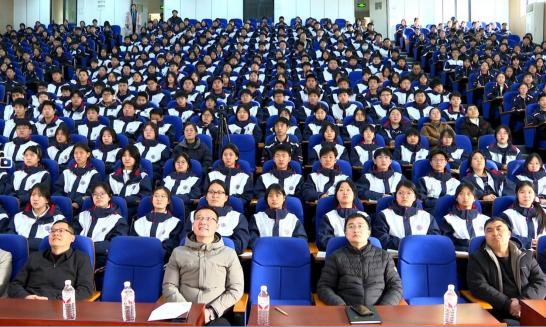 申进科回应女中学生好奇轰炸机:知道我也不能说!