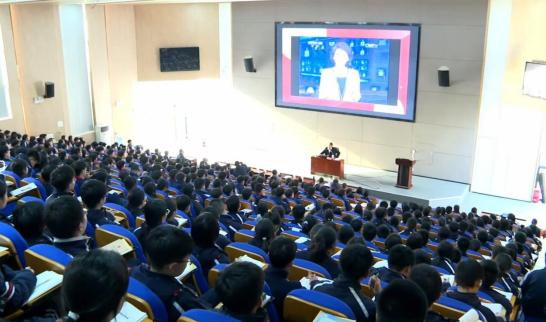 申进科回应女中学生好奇轰炸机:知道我也不能说!