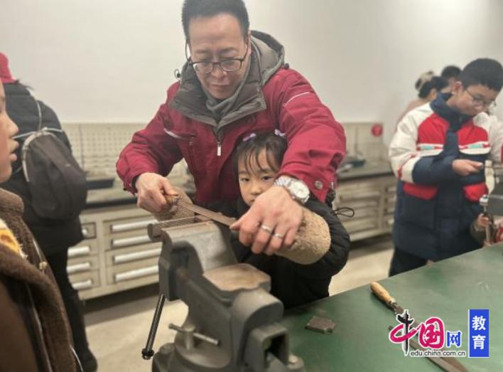 探索兴趣,筑梦未来成都汽车职校联合社区开展职业启蒙教育研学