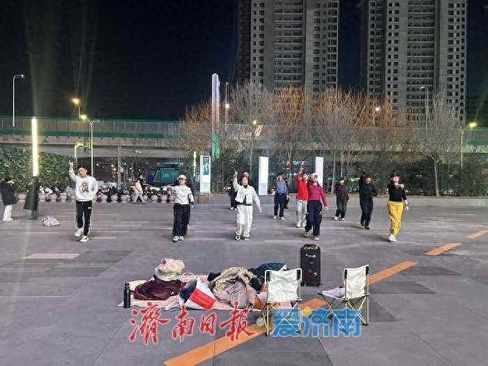 天气渐暖，商场门口掀起广场舞热潮