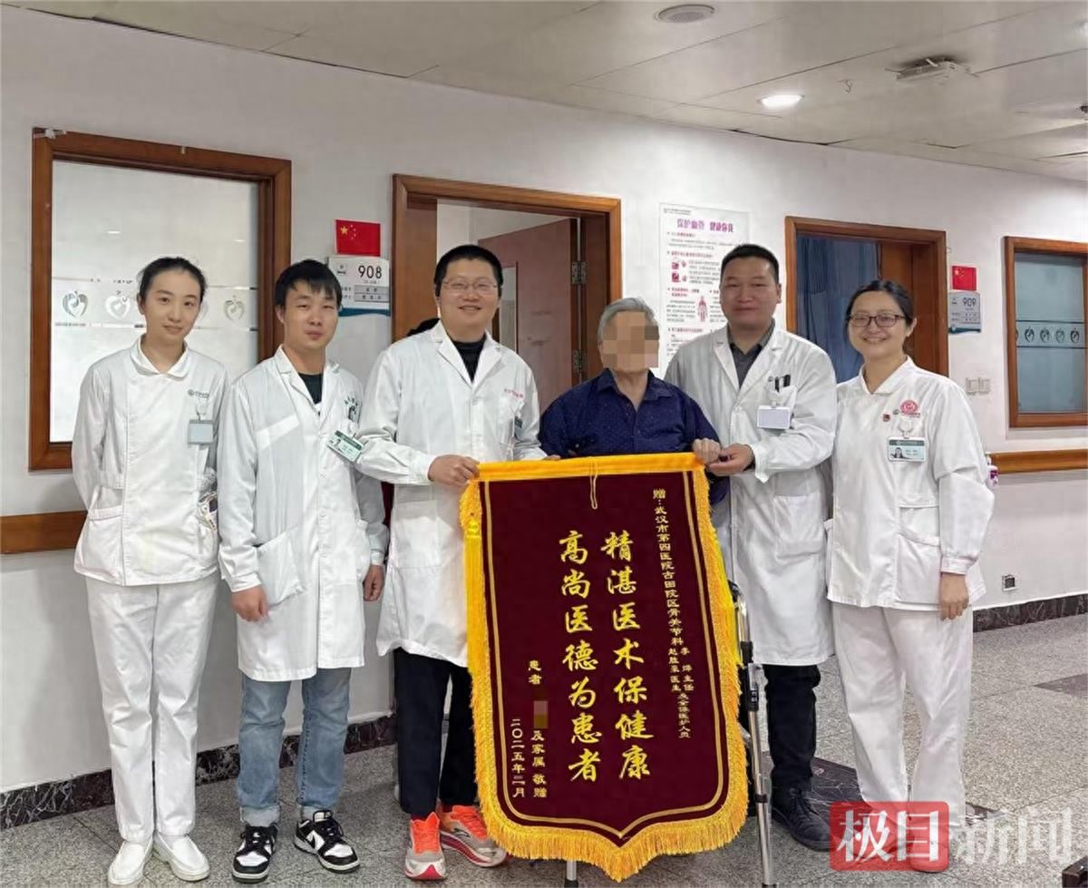93岁婆婆意外摔伤，接受关节置换后重新站立