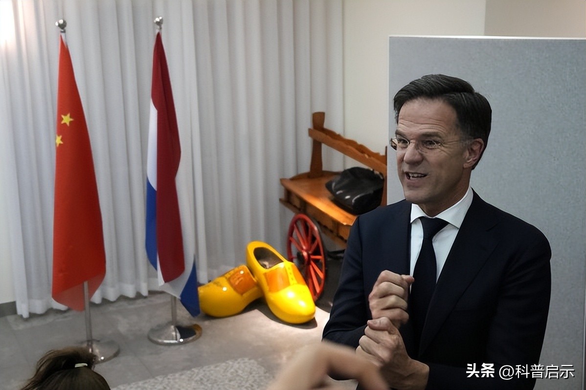 全面谈妥?王毅外长亮出中国方案,中乌外长握手,31国抱怨也没