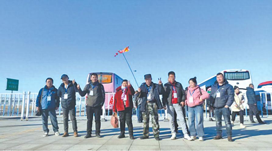 今年首发乌鲁木齐市中亚百人跨境团启程