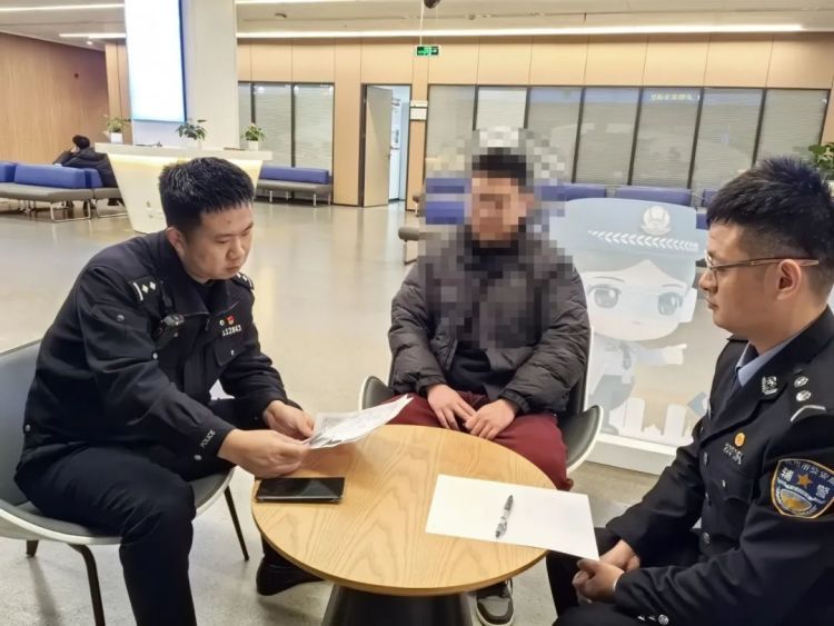 电脑好卡!民辅警用演技拖延时间,抓获一名上网在逃人员今日