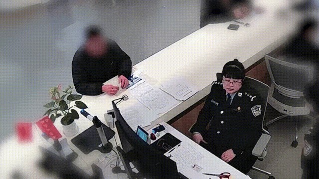电脑好卡!民辅警用演技拖延时间,抓获一名上网在逃人员今日