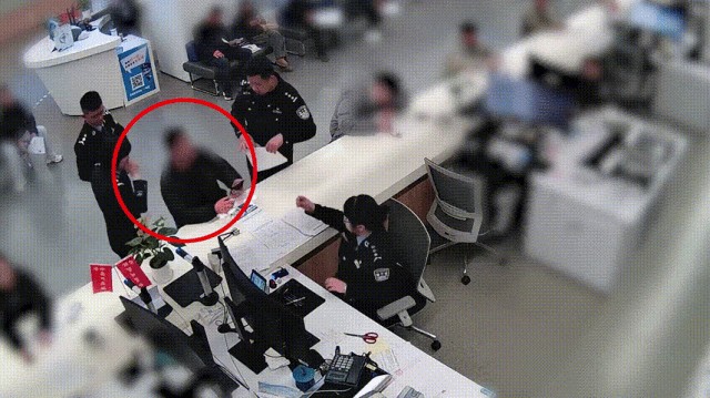 电脑好卡!民辅警用演技拖延时间,抓获一名上网在逃人员今日