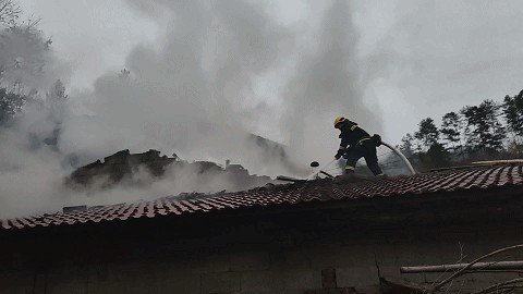 烧穿房顶!安康一民房因熏制腊肉起火,安全再提示!