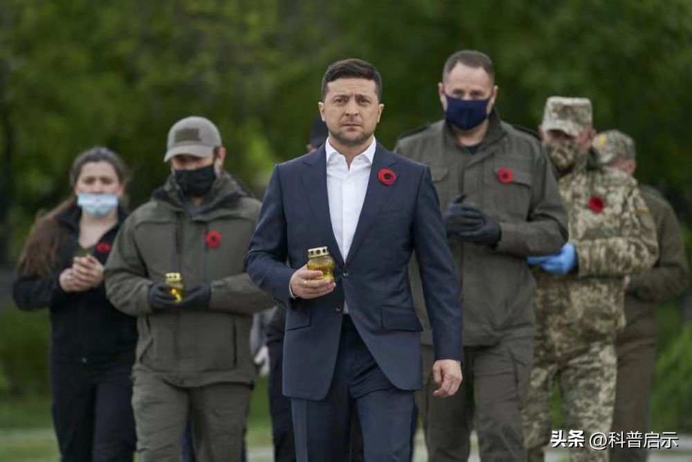 硬气起来了!泽连斯基怒怼川普:总统可以重选,美国的赠款不用