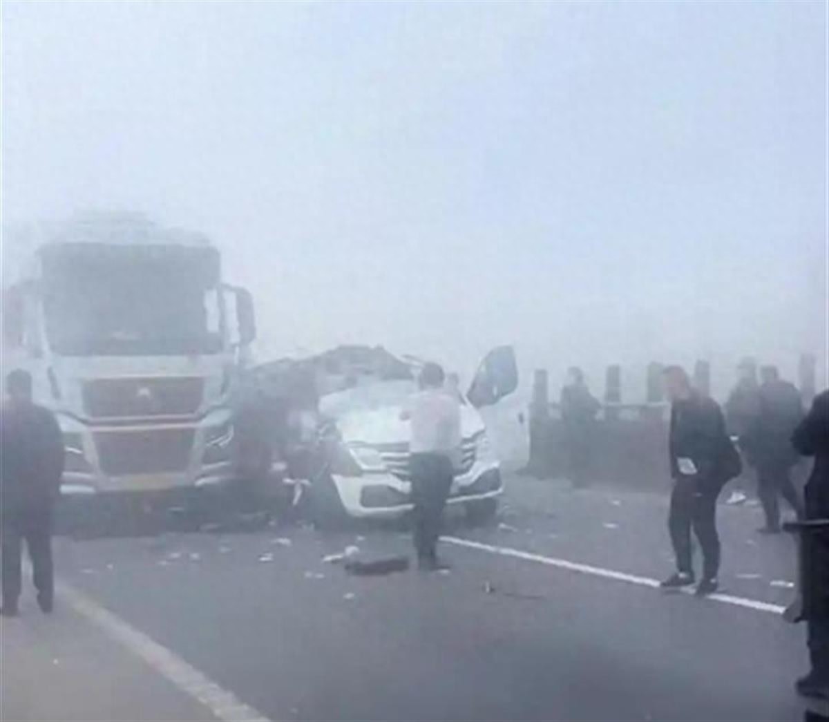厦蓉高速车祸致5人遇难，涉事客车属昭通交运集团所有，公司已前