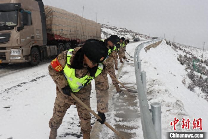 国道318线西藏业拉山段遭遇强降雪武警官兵紧急抢通今日头