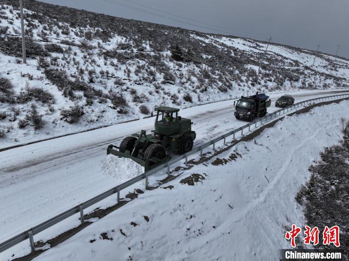 国道318线西藏业拉山段遭遇强降雪武警官兵紧急抢通今日头