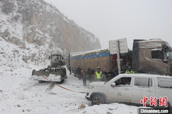 国道318线西藏业拉山段遭遇强降雪武警官兵紧急抢通今日头
