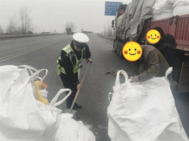 1吨货物散落318国道荆州交警3小时紧急救援