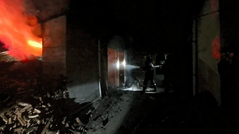 深夜突发火灾!咸阳一村民烧炕不慎引燃房顶