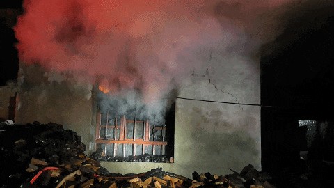 深夜突发火灾!咸阳一村民烧炕不慎引燃房顶