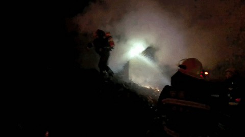 深夜突发火灾!咸阳一村民烧炕不慎引燃房顶