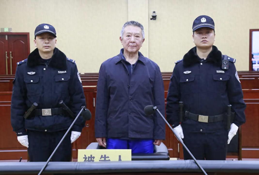 贵州省公安厅交管局原局长施长征一审获刑12年退休时曾把单位茅