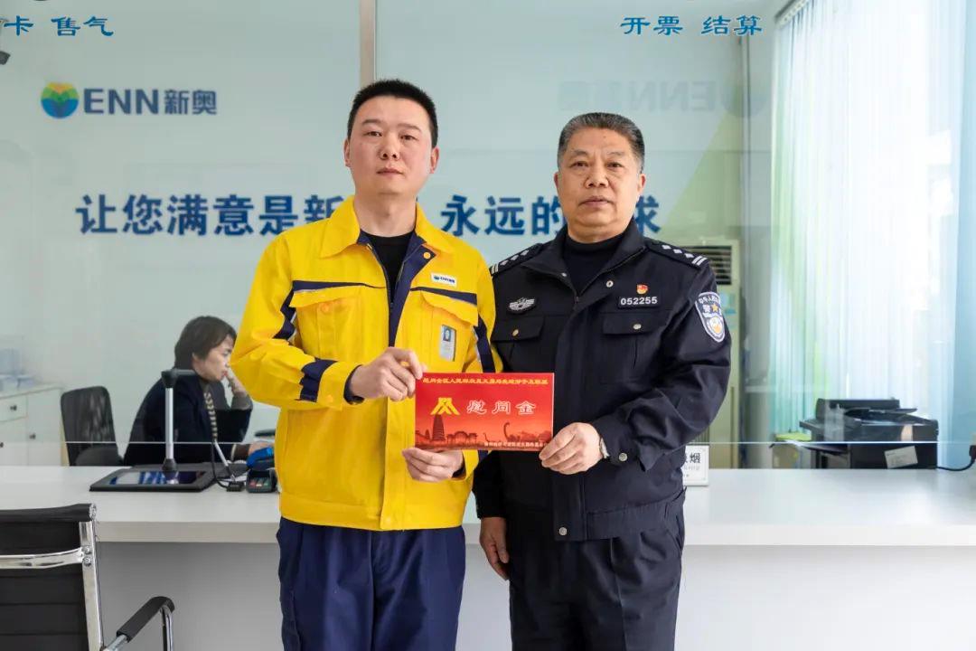 全网点赞的黄衣小哥找到了,表彰!