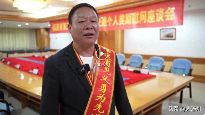 艾君｜手臂被砍伤，仍死死地抱住歹徒！
