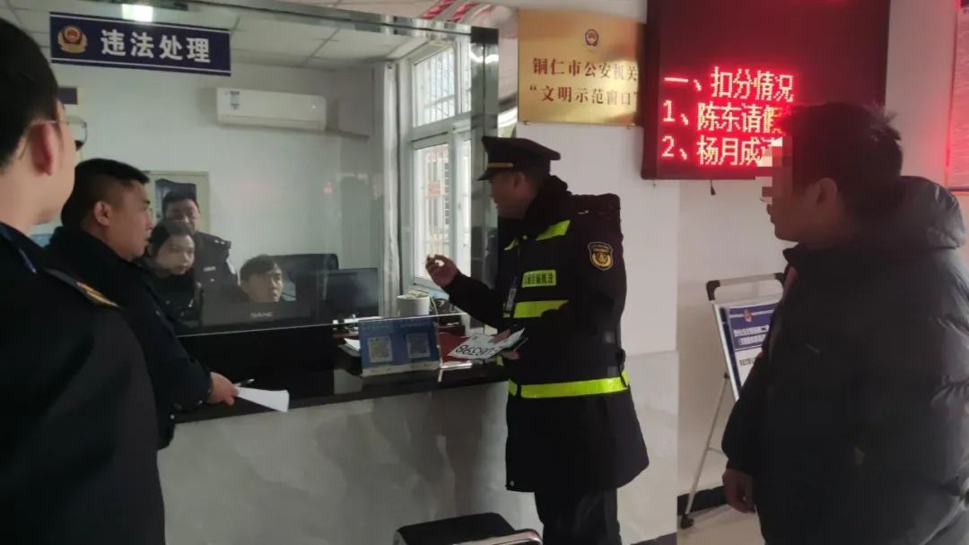 为逃处罚男子强行冲卡,拼车揽客得不偿失!