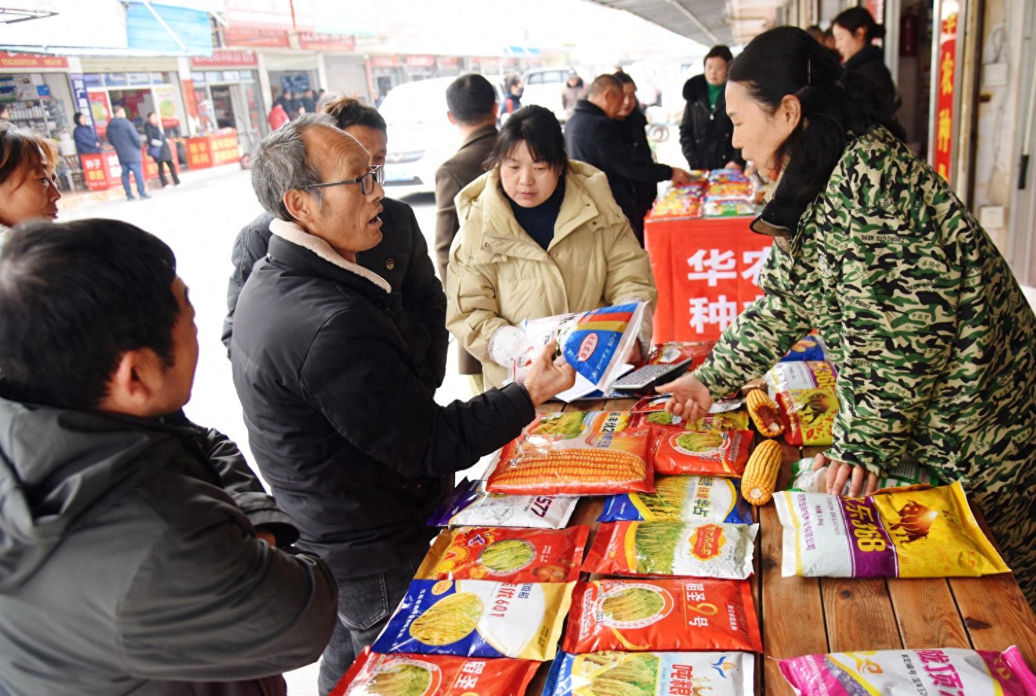 春耕备耕正当时荆州农资市场购销旺