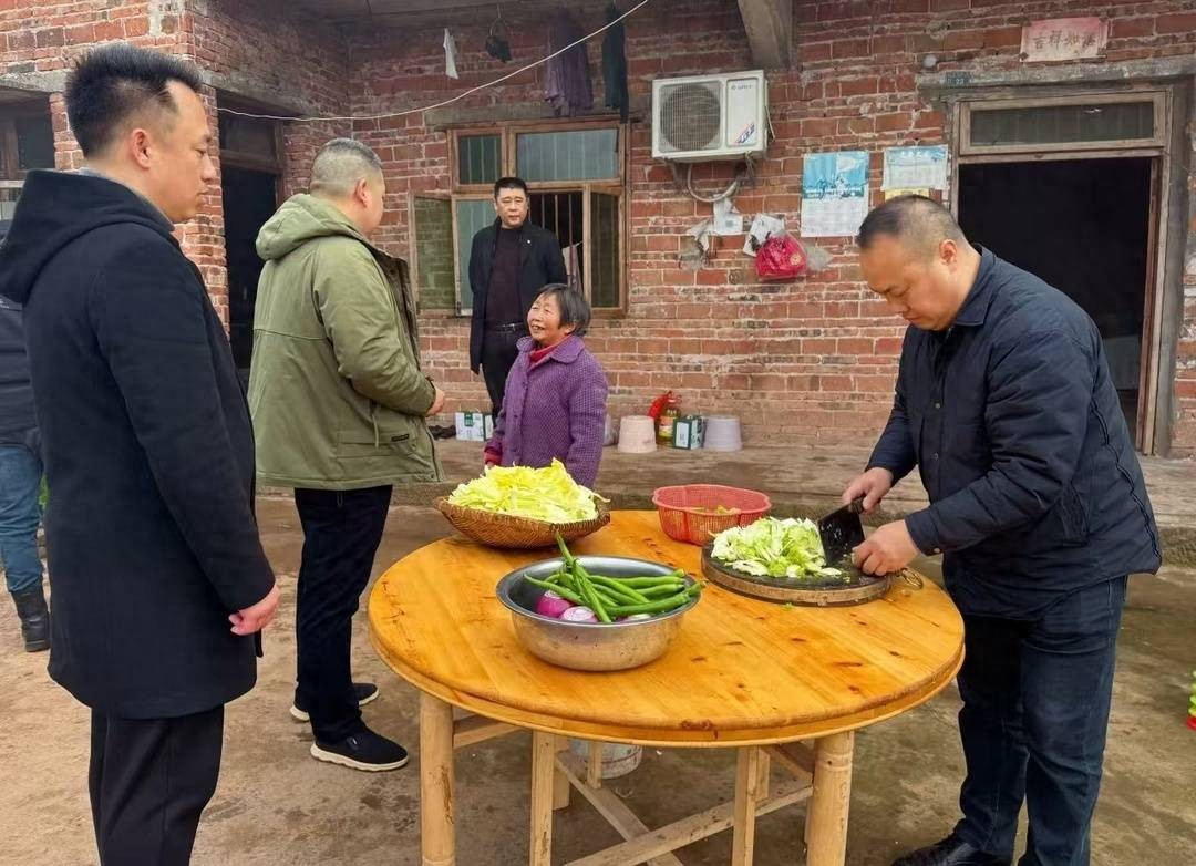 七旬老两口:失去独生子后,我们有了14个兵儿子|看见正能量
