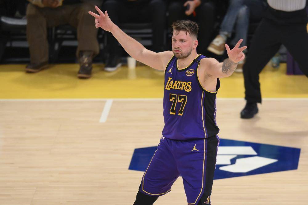 东契奇首战旧主拿三双,詹姆斯末节16分扮演定海神针|NBA焦点