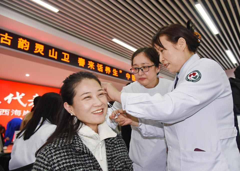 山东青岛:中医健康市集进社区