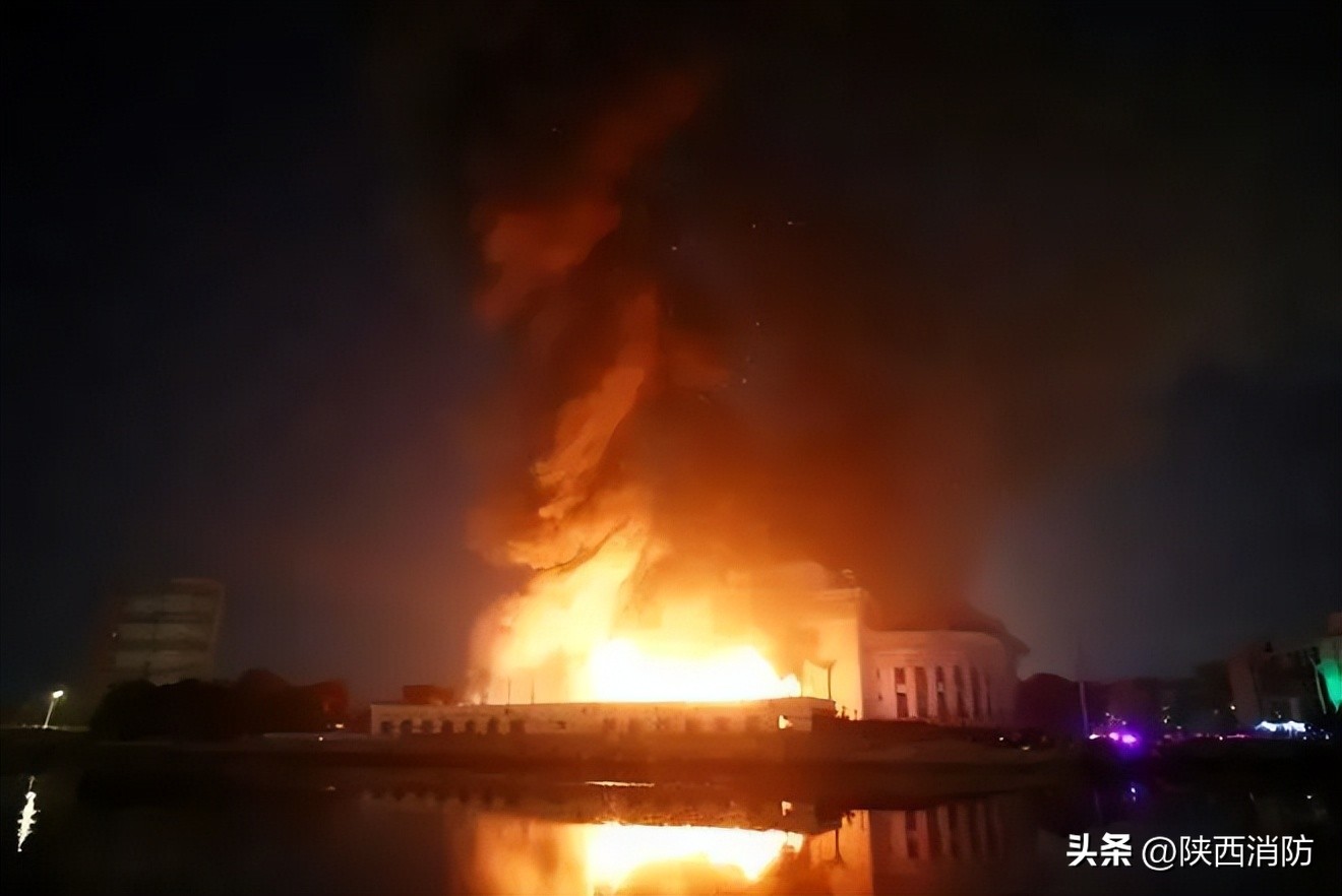突发!埃菲尔铁塔发生火灾