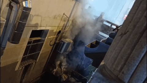 瞬间起火！安康一10岁男童放烟花将柴堆点燃
