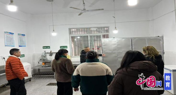绵阳市盐亭县玉龙镇初级中学召开膳食监督家委会会议