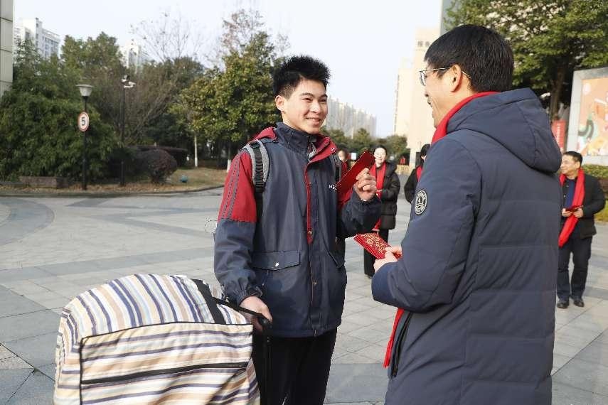 灵蛇赐福、鱼跃龙门、锦书相送、祈愿祝祷……这个学校的开学礼