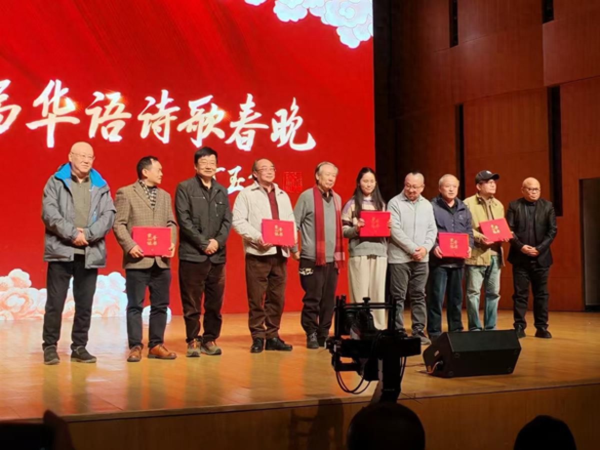 中国诗歌网开年首播请来DeepSeek点评的诗社，捧回这个奖今日