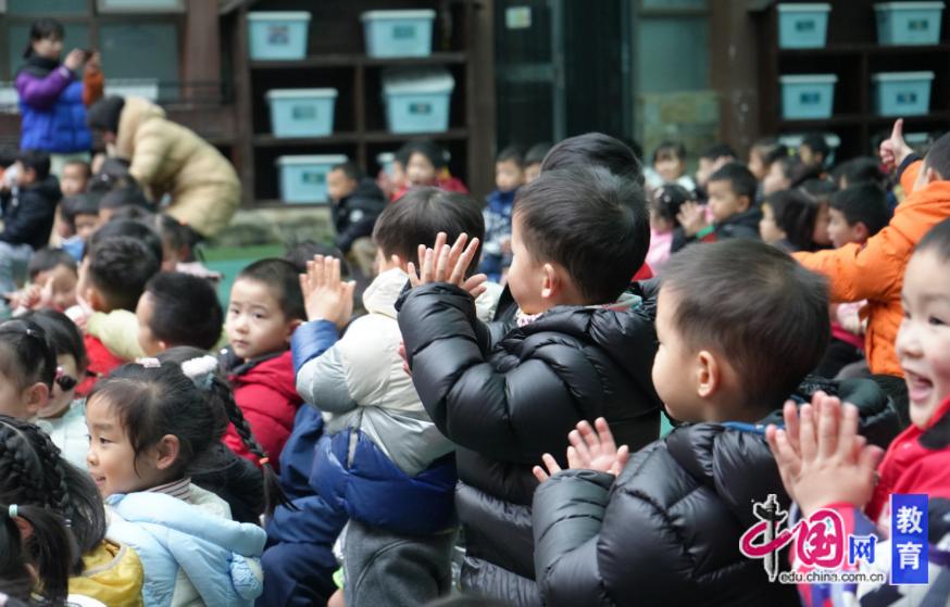 把国防种子种进童心!成都实小附幼举行国防教育主题升旗仪式