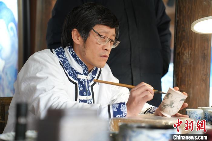 江西景德镇:国漫顶流哪吒邂逅千年非遗青花瓷