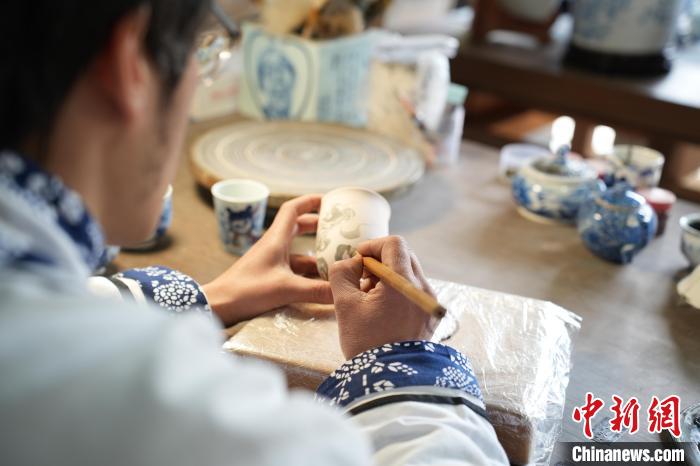 江西景德镇:国漫顶流哪吒邂逅千年非遗青花瓷