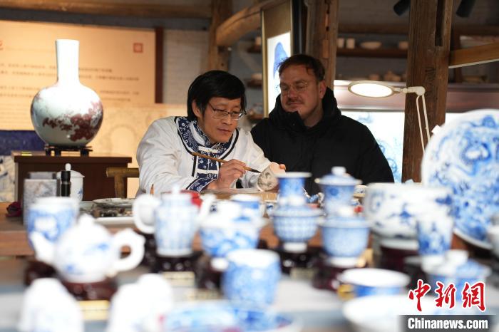 江西景德镇:国漫顶流哪吒邂逅千年非遗青花瓷